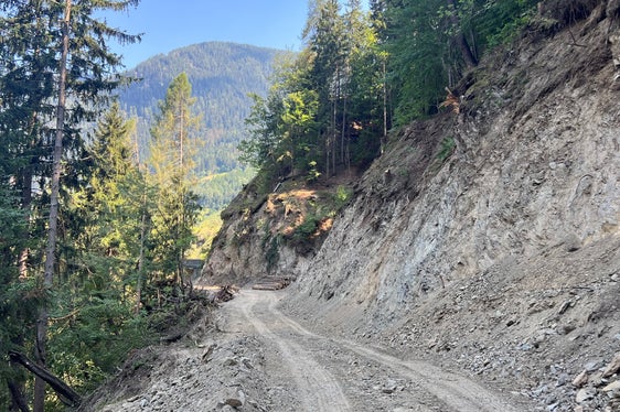 In den vergangenen Wochen wurde am Umleitungsweg, auf dem während der Erneuerung der Brücke Eschenlohe im Ultental der Verkehr geführt wird, gebaut. (Foto: LPA/Augustin Hueber)