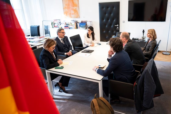 Durante il colloquio si è parlato anche delle relazioni economiche tra Germania e Italia. Kompatscher ha descritto la situazione attuale dell'Alto Adige, sottolineando il ruolo della Provincia come ponte tra lo spazio culturale ed economico tedesco-austriaco e quello italiano. (Foto: USP/Fabio Brucculeri)