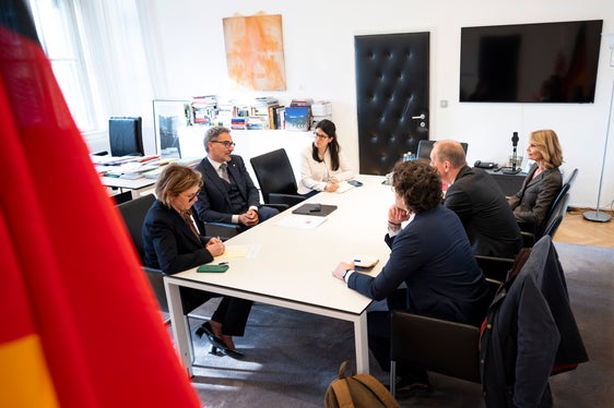 Im Gespräch ging es zudem um die wirtschaftlichen Beziehungen zwischen Deutschland und Italien. Kompatscher beschrieb den aktuellen Stand Südtirols und verwies dabei auf die Rolle des Landes als Bindeglied zwischen dem deutsch-österreichischen und dem italienischen Kultur- und Wirtschaftsraum. (Foto: LPA/Fabio Brucculeri)