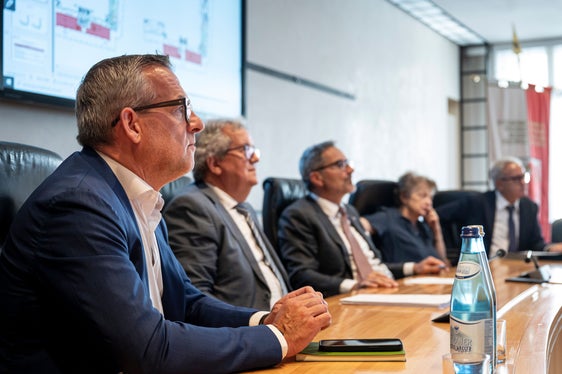 Durante la presentazione: da sinistra l'assessore Bianchi, il direttore regionale Feliciani, il presidente Kompatscher, Luisa Gnecchi e il segretario generale Magnago. (Foto: USP/Fabio Brucculeri)