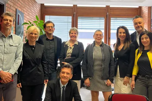 Cooperazione e formazione professionale al centro dello scambio tra CTS Einaudi e una delegazione di dirigenti proveniente dalla Francia, nella foto con la direttrice del CTS Einaudi Nicoletta Rizzoli (nella foto la seconda da sinistra) e il sovrintendente scolastico Vincenzo Gullotta (accosciato al centro in prima fila). (Foto: CTS Einaudi)
