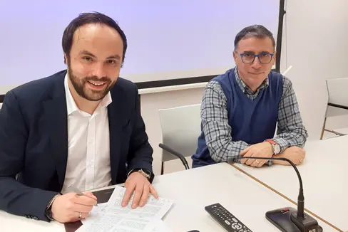 L'assessore provinciale al lavoro Philipp Achammer e il presidente del Comitato amministratore del Fondo di solidarietà bilaterale della Provincia di Bolzano, Maurizio Surian, al momento delle firme sull'adeguamento dell'accordo per la provincia di Bolzano. (Foto: ASP/Servizio Mercato del lavoro)