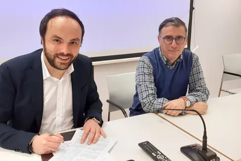 L'assessore provinciale al lavoro Philipp Achammer e il presidente del Comitato amministratore del Fondo di solidarietà bilaterale della Provincia di Bolzano, Maurizio Surian, al momento delle firme sull'adeguamento dell'accordo per la provincia di Bolzano. (Foto: ASP/Servizio Mercato del lavoro)