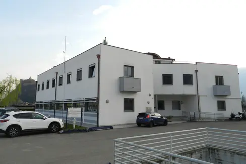 Der Landestierärztliche Dienst ist das übergeordnete, technische Kontrollorgan der tierärztlichen Dienste in Südtirol; seine Zuständigkeiten liegen in der Kontrolltätigkeit und in der Überwachung der Gesundheit der Tiere, der Lebensmittel
tierischer Herkunft sowie der Tierschutzbestimmungen. Die Landesregierung hat in ihrer Sitzung vom 28. Jänner auf Vorschlag von Landwirtschaftslandesrat Luis Walcher das Ausgabenprogramm für die Tätigkeit des Landestierärztlichen Dienstes im Jahr 2025 bewilligt. Im Bild das Haus der tierärztlichen Dienste in Bozen. (Foto: LPA/Landestierärztlicher Dienst)