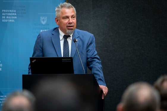 Mit konkreten Initiativen, viel Wissenstransfer und bereichsübergreifender Zusammenarbeit haben wir uns frühzeitig auf den Weg gemacht, um Künstliche Intelligenz verantwortungsvoll und dort zum Einsatz, wo sie echten Mehrwert für Verwaltung, Dienste und vor allem die Bürgerinnen und Bürger schafft, unterstrich Generaldirektor Alexander Steiner. (Foto: LPA/Fabio Brucculeri)