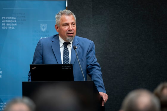 “Con iniziative concrete, un ampio trasferimento di conoscenze e una collaborazione interdisciplinare, abbiamo intrapreso da tempo la strada verso un utilizzo responsabile dell'intelligenza artificiale, laddove essa crea un reale valore aggiunto per l'amministrazione, i servizi e, soprattutto, i cittadini”, ha sottolineato il direttore generale della Provincia Alexander Steiner. (Foto: USP/Fabio Brucculeri)