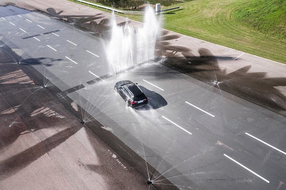 Al centro di guida sicura di Vadena si possono effettuare esercitazioni su strade in ogni tipo di condizioni. Molto utile può essere imparare a evitare il fenomeno dell'aquaplaning (Foto: USP/Safety Park Südtirol)
