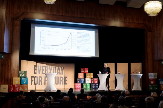 Il presidente di Eurac Roland Psenner ha illustrato i 17 SDG delle Nazioni Unite. (Foto: ASP/Tiberio Sorvillo)