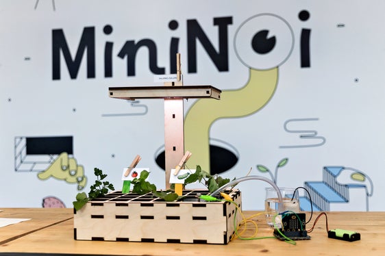 Das MiniNOI will über praxisnahe Workshops Kinder und Jugendliche für Themen wie Programmierung, Robotik, Elektrizität und Biochemie begeistern. (Foto: NOI Techpark/Tania Marcadella)