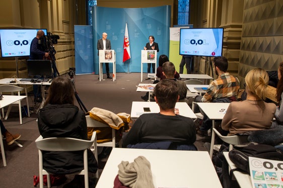 Alternativen aufzeigen wirkt therapeutisch, nicht nur präventiv: Martin Fronthaler, Leiter von Bad Bachgart (am Tischpult rechts) befürwortet den Ansatz der diesjährigen Alkohol-Präventionskampagne. (Foto: LPA/Fabio Brucculeri)