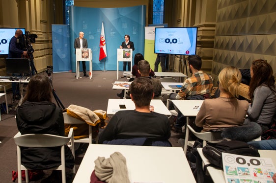 Indicare le alternative ha un effetto terapeutico, non solo preventivo: Martin Fronthaler, direttore di Bad Bachgart (in primo piano a destra) approva l'approccio della campagna di prevenzione dell'alcol di quest'anno. (Foto: ASP/Fabio Brucculeri)