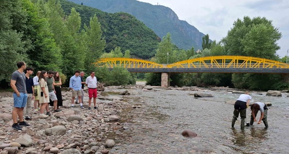 Un esempio di biodiversità: il prelievo di un campione d'acqua dal fiume Talvera nell'ambito dell'Accademia dell'Euregio a Bolzano. (Foto: Euregio)