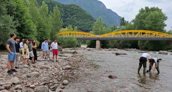 Praktische Demonstration zur Biodiversität: Entnahme einer Wasserprobe aus der Talfer im Rahmen der Euregio-Akademie in Bozen. (Foto: Euregio)