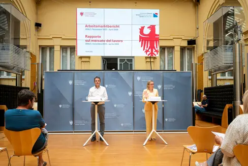 Arbeits-Landesrätin Magdalena Amhof und Stefan Luther, der Direktor der Abteilung Arbeitsmarktservice, stellten am 16. Juni den Winterhalbjahresbericht zum Südtioler Arbeitsmarkt vor. (Foto: LPA/Fabio Brucculeri)