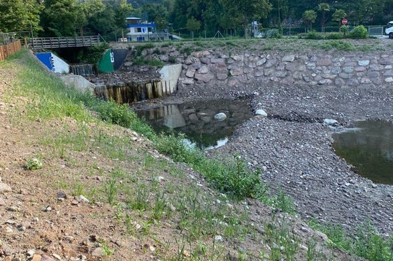 Das Landesamt für Wildbach- und Lawinenverbauung Süd der Agentur für Bevölkerungsschutz hat das Geschieberückhaltebecken des Naifbachs oberhalb des Schießstandes Meran (im Hintergrund Schloss Trauttmansdorff) ausgebaut, um das Fassungsvermögen zu vergrößern und die Hochwassersicherheit zu erhöhen. (Foto: LPA/Noemi Prinoth)
