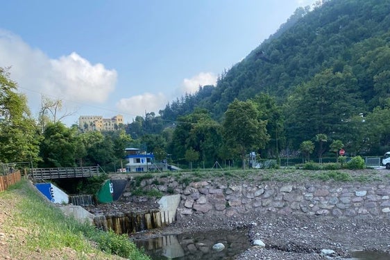 L'Ufficio sistemazione bacini montani sud dell'Agenzia per la protezione civile ha ampliato il bacino di ritenzione del letto del torrente Val di Nova sopra il poligono di tiro di Merano (Castel Trauttmansdorff sullo sfondo) per aumentarne la capacità e migliorare la sicurezza contro le piene. (Foto: LPA/Noemi Prinoth)