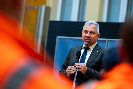 Generaldirektor Alexander Steiner hob hervor, dass die Straßenwärter täglich einen wertvollen Dienst für die Südtiroler Bevölkerung leisten und für das große Ganze, also das Gemeinwohl arbeiten. (Foto: LPA/Fabio Brucculeri)