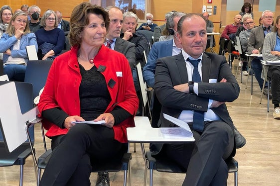 LRin Hochgruber Kuenzer und LR Vettorato bei der Bodenschutz-Tagung. In den letzten 20 Jahren hat sich vieles verändert, aber wir sind auf europäischer Ebene noch nicht beim Schutz des Bodens als begrenzte Ressource angekommen, sagte Vettorato. (Foto: LPA)