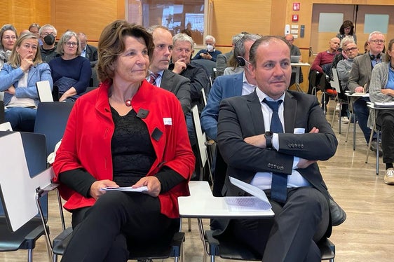 LRin Hochgruber Kuenzer und LR Vettorato bei der Bodenschutz-Tagung. In den letzten 20 Jahren hat sich vieles verändert, aber wir sind auf europäischer Ebene noch nicht beim Schutz des Bodens als begrenzte Ressource angekommen, sagte Vettorato. (Foto: LPA)