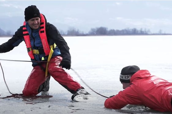 Eine interne Arbeitsgruppe der Berufsfeuerwehr in der Agentur für Bevölkerungsschutz hat ein Video mit dem Titel Gefahren auf dem Eis erstellt; es gibt wichtige Hinweise für den Notfall bei gebrochenen Eisflächen und dem Einbruch ins Eis. (Foto: LPA/Berufsfeuerwehr)