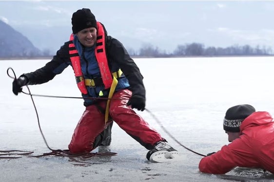 Un gruppo di lavoro interno del Corpo permanente dei Vigili del Fuoco dell'Agenzia per la Protezione civile ha realizzato un video dal titolo “I pericoli dei laghi ghiacciati”, che fornisce importanti indicazioni su come comportarsi in caso di emergenza in presenza di superfici ghiacciate incrinate e di cedimenti del ghiaccio. (Foto: USP/Corpo permanente dei Vigili del Fuoco)