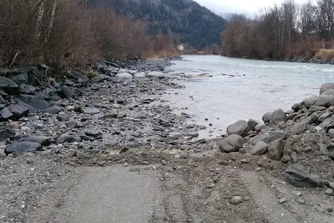 Das Landesamt für Wildbach- und Lawinenverbauung Nord schließt in diesen Tagen Arbeiten im Eisack im Einmündungsbereich des Afererbaches ab. Das Bild entstand während der Errichtung der Buhnen. (Foto: LPA/Landesamt für Wildbach- und Lawinenverbauung Nord)