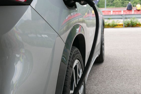 Fragen rund um Elektromobilität - vom Laden bis zu Förderungen - wurden beim E-Drive Day im Verkehrssicherheitszentrum Safety Park in Pfatten beantwortet. (Foto: Sta/Margit Perathoner)