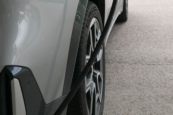 Domande sulla mobilità elettrica, dalla ricarica alle sovvenzioni, hanno trovato risposta all'E-Drive Day al Centro di guida sicura Safety Park di Vadena (Foto: ASP/Margit Perathoner)