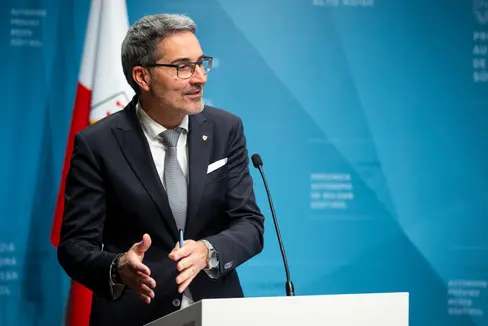 I Comuni hanno già ricevuto contributi per un totale di 1,4 milioni di euro. Ora rimborseremo loro il saldo dei costi documentati del processo elettorale, ha spiegato il presidente Kompatscher. (Foto: ASP/Fabio Brucculeri)