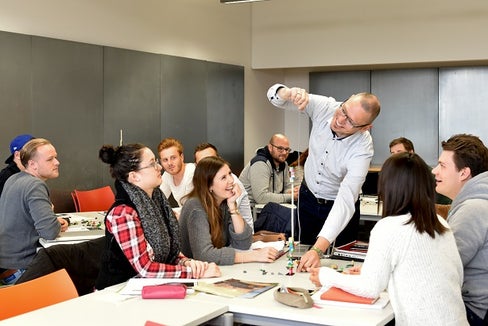 Oliver Mauroner bei einem Workshop mit Studierenden in Mainz.