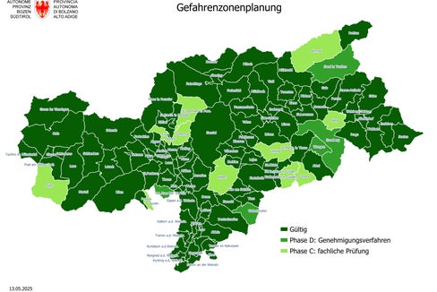 Mit Stand 13. Mai 2025 verfügen 100 Gemeinden in Südtirol über einen gültigen Gefahrenzonenplan, in fünf Gemeinden ist der Gefahrenzonenplan in der Genehmigungsphase und in 11 Gemeinden läuft die fachliche Prüfung des Gefahrenzonenplans durch die Ämter. (Foto: LPA/ Landesamt für Gemeindeplanung)