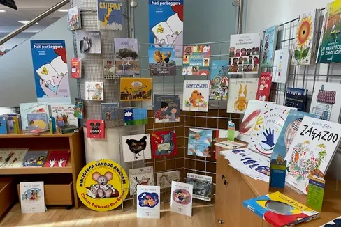 Geboren, um zu lesen' (nati per leggere), das sind 100 Buchtitel, die in den italienischsprachigen Bibliotheken in Südtirol aufliegen, um die Lust aufs Lesen bei den Kleinsten zu fördern. (Foto: LPA/Amt für Weiterbildung, Bibliotheken und audiovisuelle Medien)