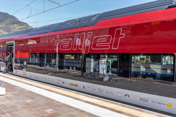 Die Railjet-Züge neuester Generation haben eine Kapazität von 532 Sitzen und eine Höchstgeschwindigkeit von 230 Kilometern pro Stunde. (Foto: LPA/Greta Steufer)