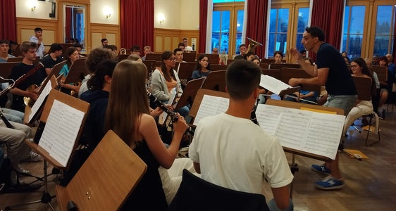 Un momento delle prove nel 2024 a Dobbiaco: giovani talenti musicali da Tirolo, Alto Adige e Trentino possono candidarsi alla settimana musicale fino al 30 aprile (Foto: Scuole di musica del Tirolo)