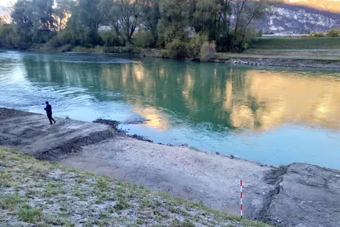 Testfeld mit biologisch abbaubaren Geokunststoffen: Der Uferbereich der Etsch bei Laag/Neumarkt wurde mit Bentonit gegen Hochwasser abgedichtet. (Foto: LPA/Amt für Wildbach- und Lawinenverbauung Süd)