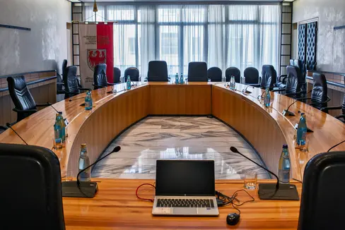 Hier tagt die Landesregierung jede Woche. Neben Beschlüssen kommen immer auch aktuelle Themen aufs Tapet. Heute (16. Februar) ging es um die Sicherheitspolitik. (Foto: LPA/Greta Stuefer)