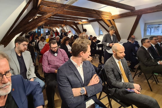 I delegati del Consiglio delle cittadine e dei cittadini hanno presentato ai presidenti dei tre territori dell'Euregio proposte per più Euregio. Nella foto (da sinistra) Christian Margreiter, Peter Natter, Guido Trebo e i tre presidenti provinciali Fugatti, Kompatscher e Mattle (Foto: Euregio)