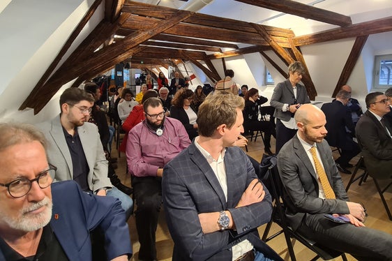 I delegati del Consiglio delle cittadine e dei cittadini hanno presentato ai presidenti dei tre territori dell'Euregio proposte per più Euregio. Nella foto (da sinistra) Christian Margreiter, Peter Natter, Guido Trebo e i tre presidenti provinciali Fugatti, Kompatscher e Mattle (Foto: Euregio)