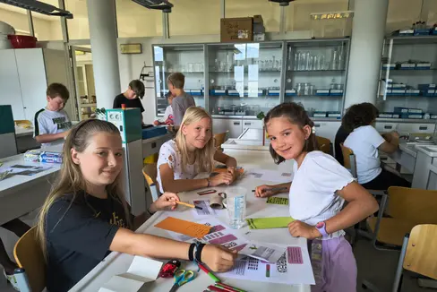 74 Schülerinnen und Schüler von Grundschulen aus ganz Südtirol haben am 11. Juli ihre Sommerakademie-Woche abgeschlossen. (Foto: LPA/Arbeitsbereich Begabungs- und Begabtenförderung der Pädagogischen Abteilung der Deutschen Bildungsdirektion/Alexander Ulbricht)