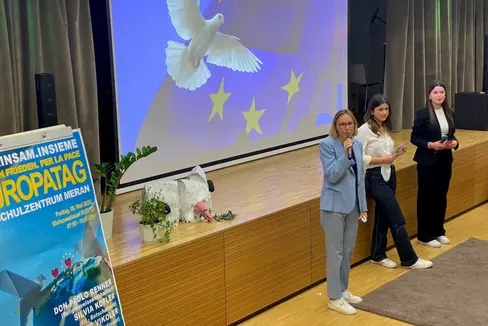 L'assessora Magdalena Amhof (a sinistra) con alcune studentesse al Polo scolastico di Merano che hanno moderato l'incontro “Insieme per un'Europa di pace”. (Foto: USP)