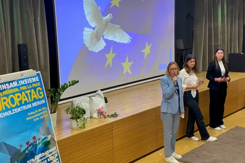 L'assessora Magdalena Amhof (a sinistra) con alcune studentesse al Polo scolastico di Merano che hanno moderato l'incontro “Insieme per un'Europa di pace”. (Foto: USP)
