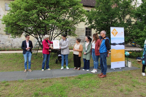 Carmen Plaseller und Michela Morandini übergeben dem Lananer Audit-Team Valentina Andreis, Sandra Moszner, Vanessa Thurner, Gemeinde-Begleiterin Melanie Kemenater und Florian Ploner das Zertifikat des Audits FamilyPlus. (Foto: LPA/Gemeinde Lana/Andrea Eder)