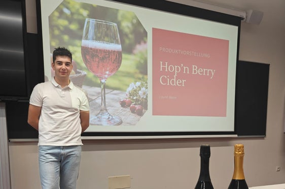 Uno studente del 4° anno del corso di Tecnologie Alimentari della Scuola professionale Laimburg durante la presentazione finale del suo progetto di diploma Hop'n Berry Cider. (Foto: USP/Scuola professionale Laimburg)