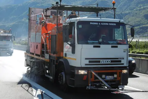 Hanno preso il via lunedì 3 ottobre i lavori di ripristino della segnaletica orizzontale della superstrada MeBo (Foto: Servizio Segnaletica Provinciale)