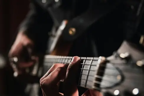 L’Ufficio Assunzioni personale della Provincia ha indetto due concorsi pubblici attraverso i quali gli insegnanti delle scuole di musica possono acquisire l'idoneità all'insegnamento nelle scuole di musica tedesche e ladine per una serie di materie, tra le quali il basso elettrico, la chitarra e la chitarra elettrica. (Foto: Unsplash)