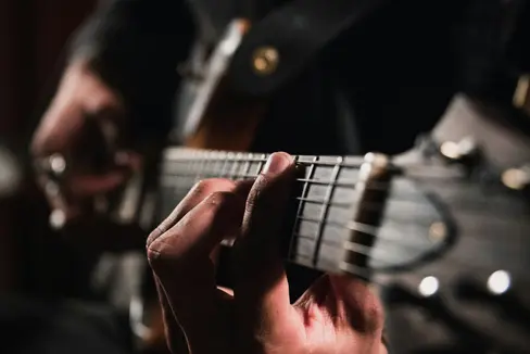 L’Ufficio Assunzioni personale della Provincia ha indetto due concorsi pubblici attraverso i quali gli insegnanti delle scuole di musica possono acquisire l'idoneità all'insegnamento nelle scuole di musica tedesche e ladine per una serie di materie, tra le quali il basso elettrico, la chitarra e la chitarra elettrica. (Foto: Unsplash)