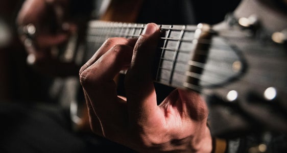 Erstmals führt die Landespersonalabteilung öffentliche Wettbewerbe zur Feststellung der Eignung für den Unterricht an den deutschen und ladinischen Musikschulen durch. Um Teilnahme kann man sich bis zum 29. April bewerben. Unter den ausgeschriebenen Fächern ist auch die Gitarre. (Foto: Unsplash)