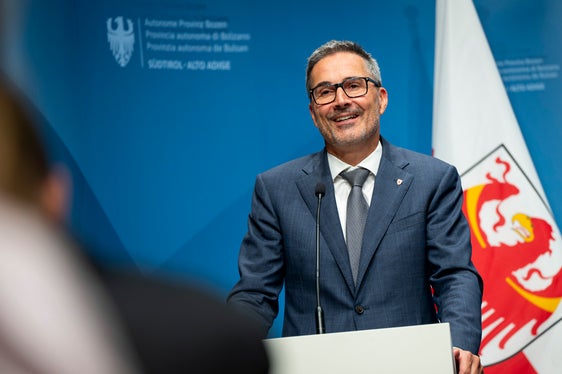 Der verfügbare Überschuss von fast 865 Millionen Euro ermöglicht es uns, wichtige Investitionen zu sichern, die im Landesprogramm vorgesehen sind, bisher jedoch nicht finanziert werden konnten, erklärt Landeshauptmann Arno Kompatscher. (Foto: LPA/Fabio Brucculeri)