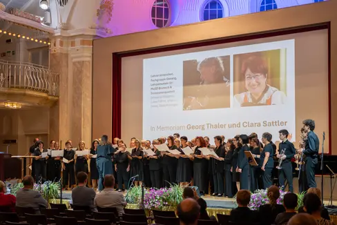 Einen berührenden Moment gestaltete der Chor der Lehrerinnen und Lehrer unter der Leitung von Fara Prader. Gemeinsam mit einem Trompetenquartett gedachte er musikalisch den verstorbenen Lehrpersonen Georg Thaler und Clara Sattler. (Foto: LPA/Landesdirektion Deutsche und ladinische Musikschule in der Deutschen Bildungsdirektion/Nathan Chizzali)