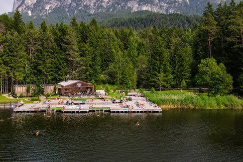 Auch dieses Jahr ist die Wasserqualität in allen acht Badeseen in Südtirol ausgezeichnet (im Bild der Völser Weiher). Das zeigen die Daten der Landesagentur für Umwelt und Klimaschutz. (Foto: LPA/G.News)